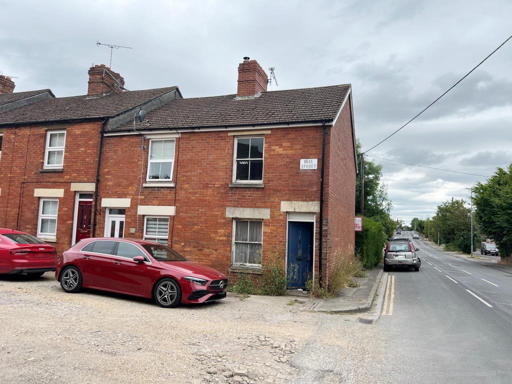 Lot: 2 - THREE-BEDROOM END-TERRACE HOUSE FOR IMPROVEMENT - Front view of end of terrace house